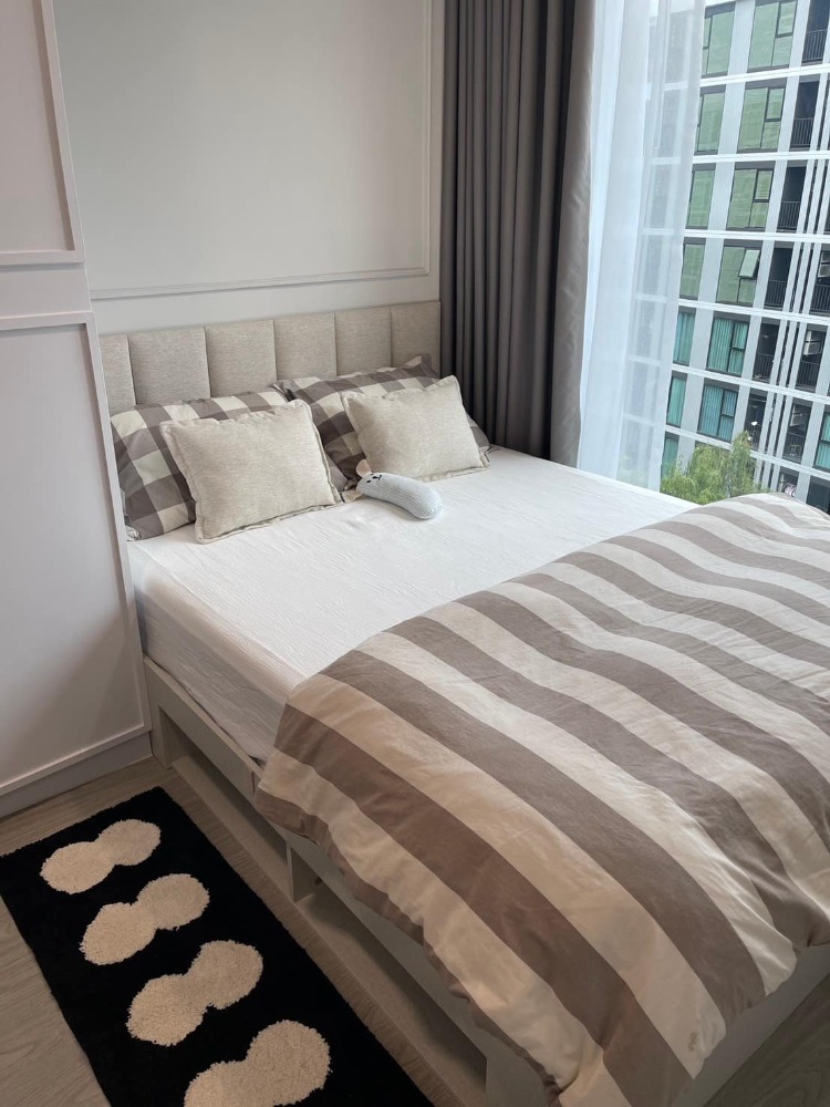 For RentCondoOnnut, Udomsuk : 🌺FOR RENT>> Atmoz Oasis Onnut>> Near BTS Srinakarin, Building D, 5th floor, swimming pool view, built-in throughout the room, wall molding throughout the room ☁️Fully furnished #LV-MO1203