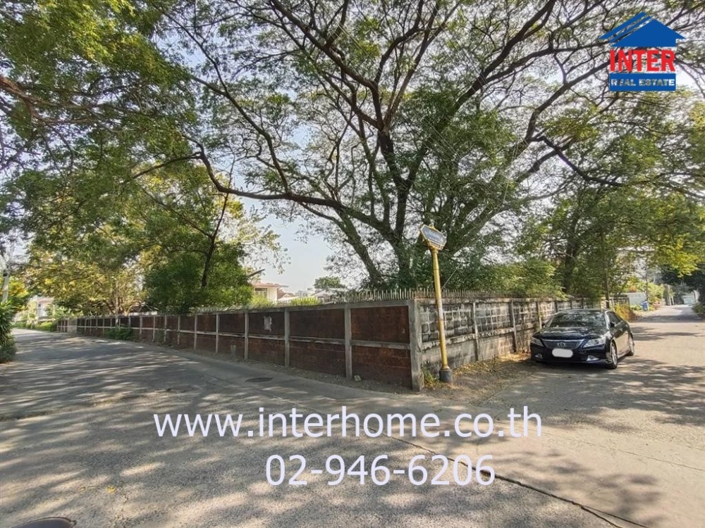 For SaleLandSamut Prakan,Samrong : Land + 2-storey detached house, 939 sq.w., house + land, Soi Theparak 8, Soi Thek Heng Yu 4, near Imperial World Samrong, Big C, Thepsirin School, St. Joseph Thepphawan School, Mueang Samut Prakan, Samut Prakan