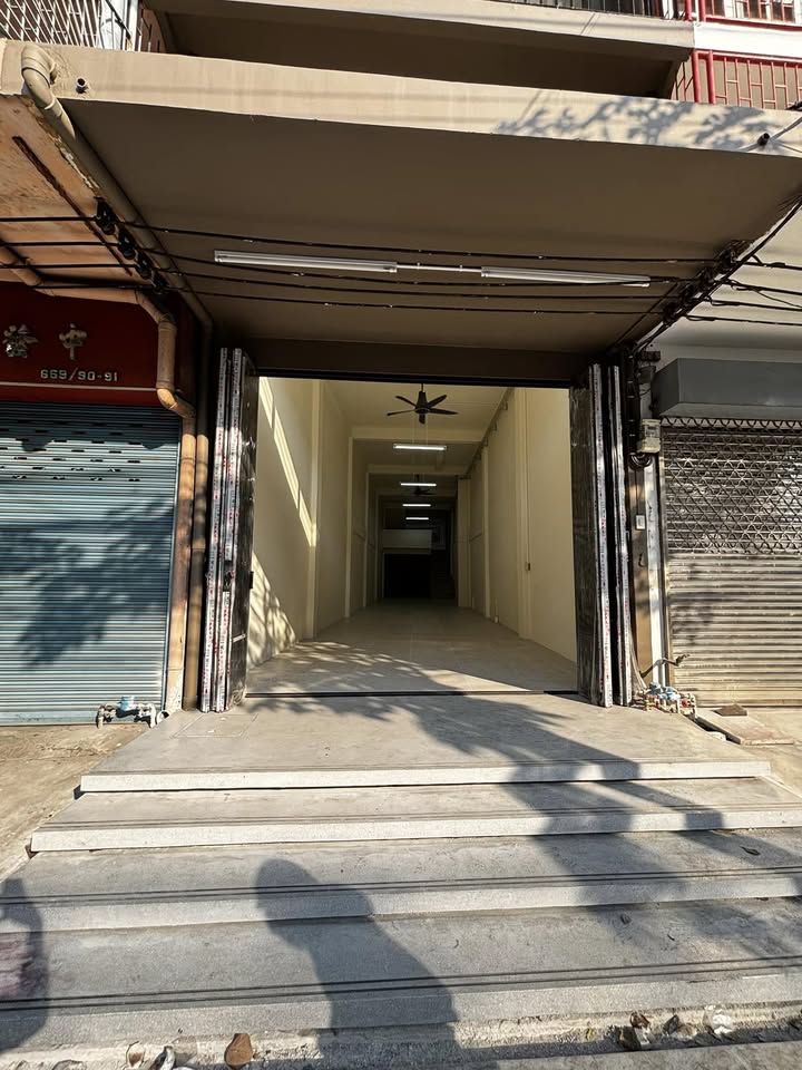 For RentRetailRama3 (Riverside),Satupadit : For rent, 4.5-storey commercial building, suitable for office, coffee shop, on Sathu Pradit Road, good location, near community, market