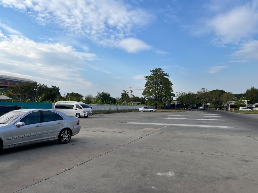 For RentLandLadkrabang, Suwannaphum Airport : Vacant land with concrete floor, front facing the road, back facing Prawet Canal