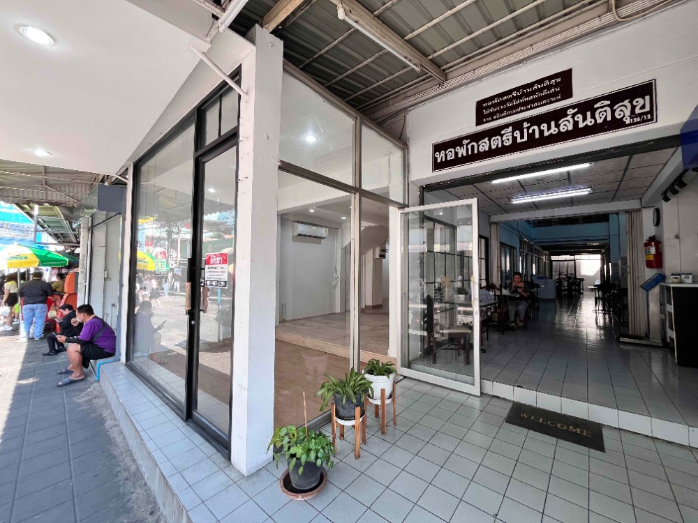 For RentRetailRatchadapisek, Huaikwang, Suttisan : Vacant space for rent in front of the entrance of the University of the Thai Chamber of Commerce. Suitable for food, beverage, dessert shops, nail salons, beauty salons or other types of shops.