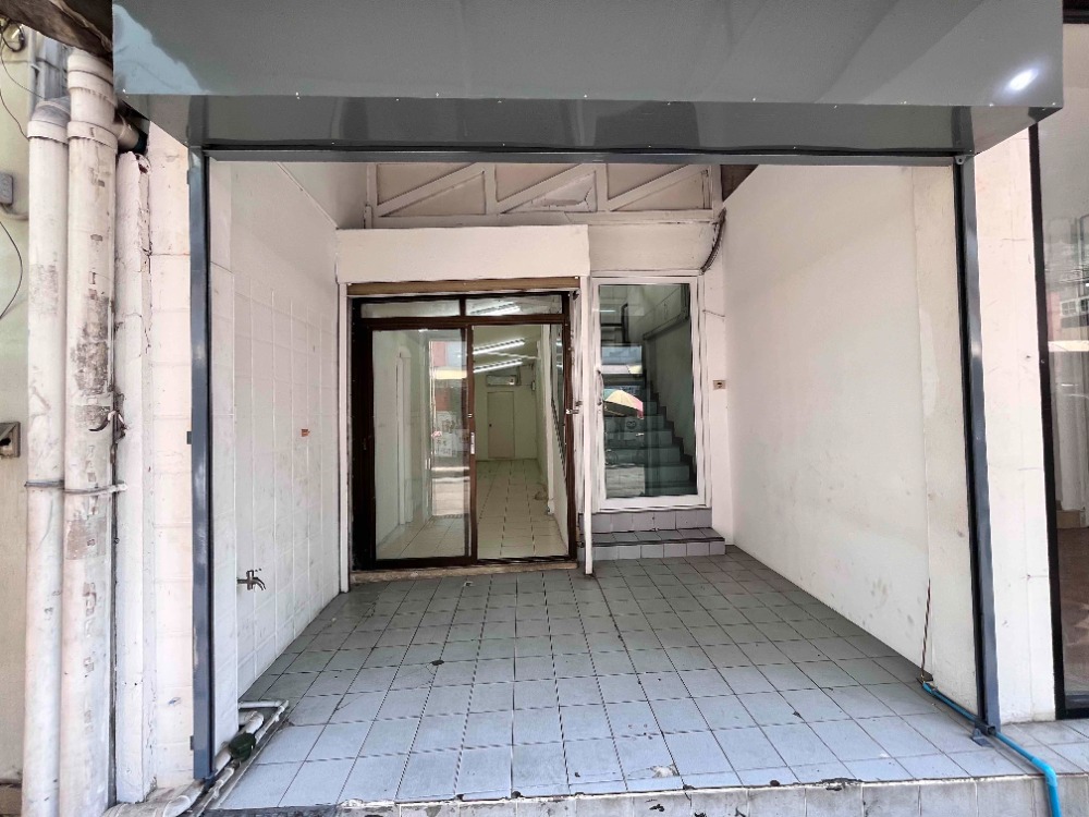 For RentRetailRatchadapisek, Huaikwang, Suttisan : Vacant space for rent near the entrance of the University of the Thai Chamber of Commerce, size 25 sq m., suitable for food shops, snacks, drinks or other types of shops.