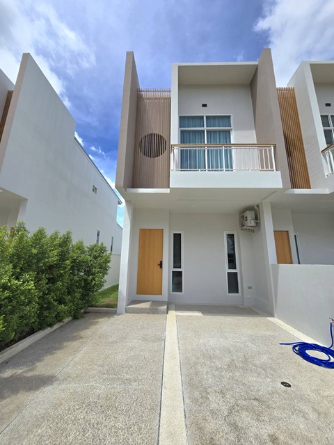 For RentTownhousePhuket : Wat Srisunthon School 500 m. Modern style townhouse 2-storey Thalang area 2 bed 2 bath fully furnis