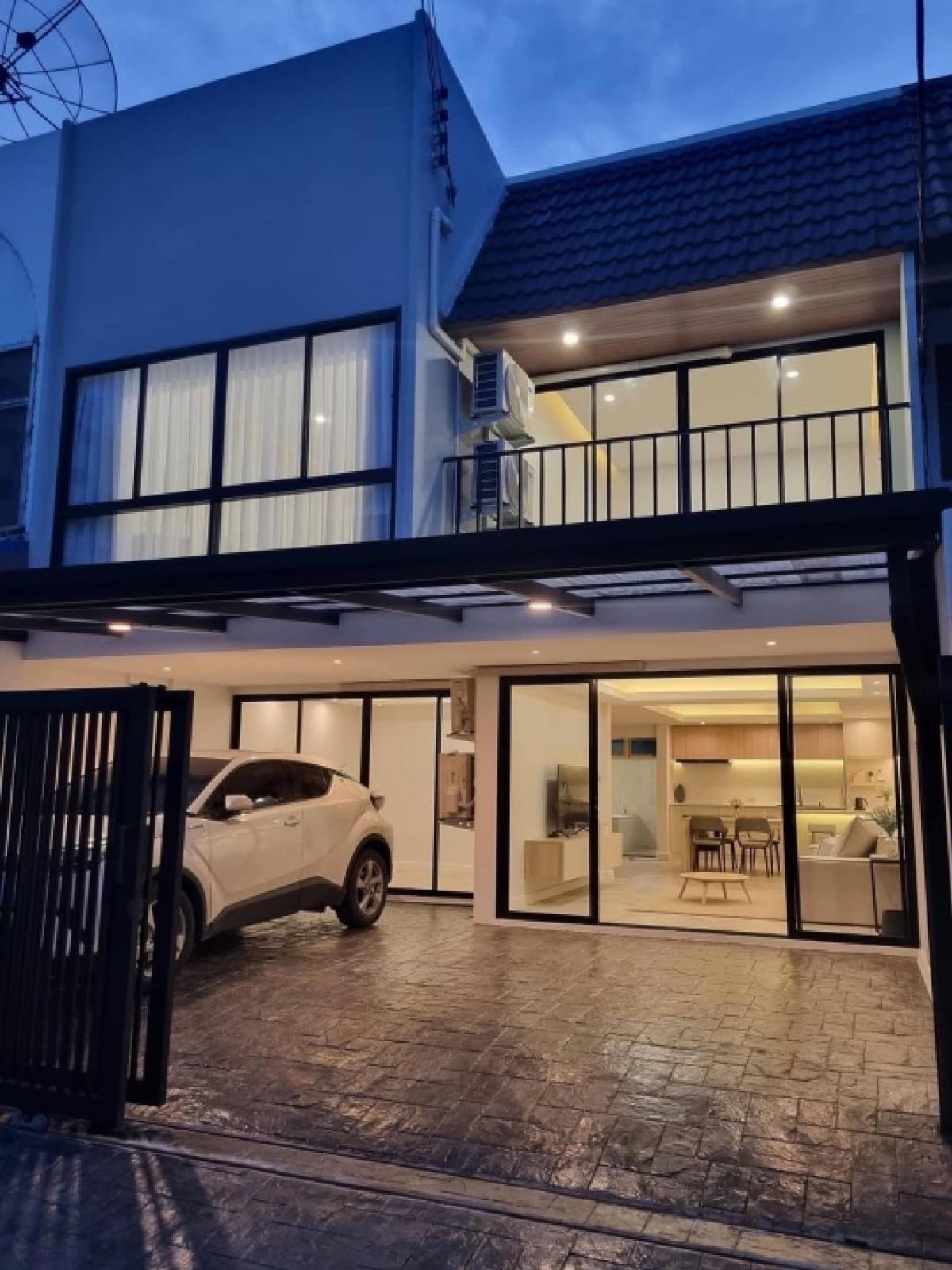 For SaleTownhouseSukhumvit, Asoke, Thonglor : 📢👇For sale with tenant til Nov 27 , petfriendly townhouse in Ekamai, just renovated with indoor onsen