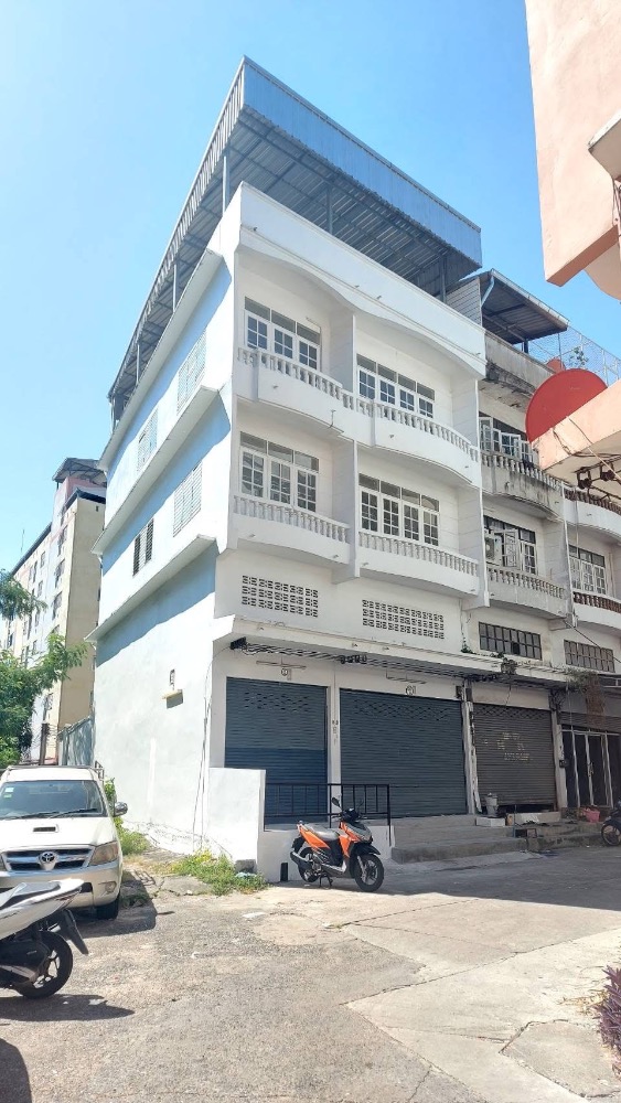 For RentShophousePattanakan, Srinakarin : For rent: Commercial building, two units, newly renovated, Soi On Nut 28, negotiable. Interested in viewing and booking, contact 082-3223695.