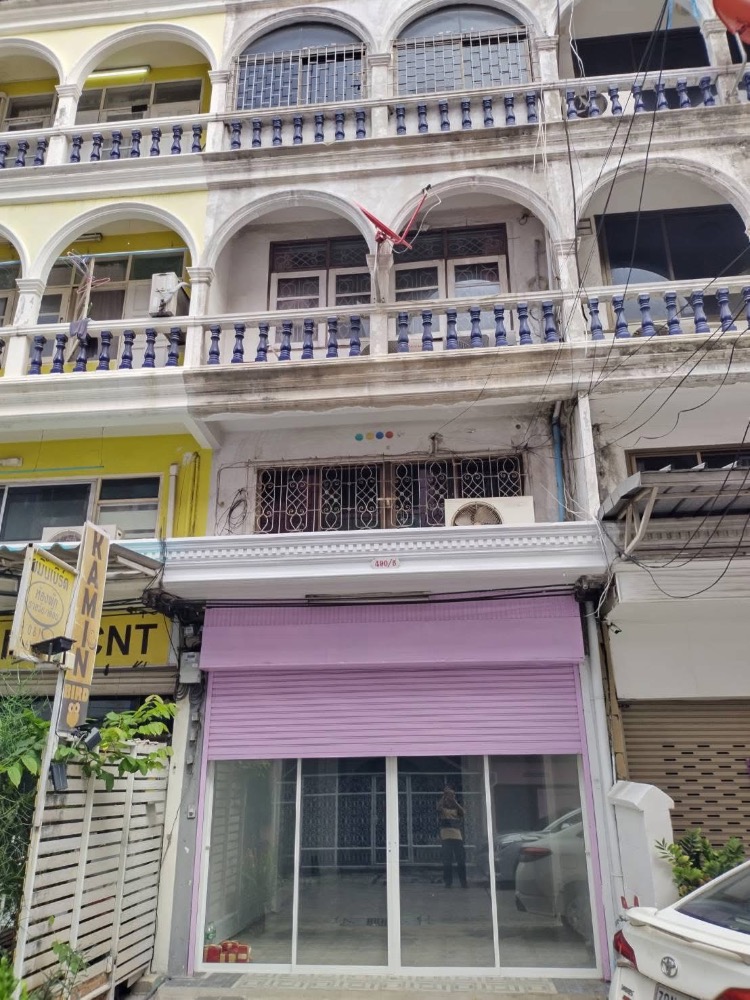 For RentShop HouseRatchadapisek, Huaikwang, Suttisan : For rent/sale, prime location building on Ratchadaphisek Soi, near The Street Ratchada, MRT Huai Khwang