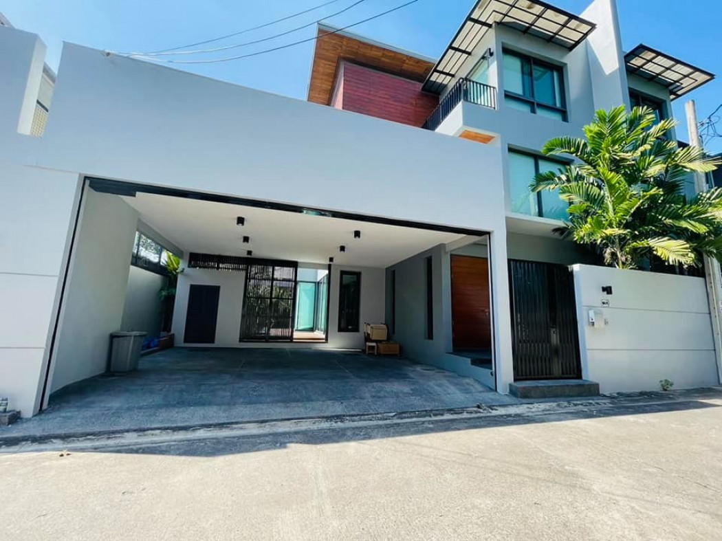 For RentHouseSukhumvit, Asoke, Thonglor : For rent Pool Villa Ekkamai 10 connected to Pridi 15, 4 bedrooms, fully furnished