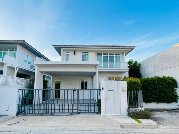 For RentHouseLadkrabang, Suwannaphum Airport : For rent, 2-storey detached house, Manthana Bangna-Ramkhamhaeng 2 project, 1 air conditioner, no furniture, 3 bedrooms, 3 bathrooms, rental price 98,000 baht, rental price, air conditioner, full furniture 135,000 baht