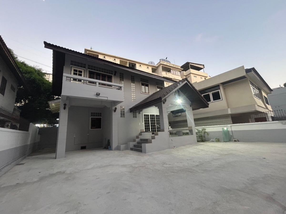 For RentHouseRatchadapisek, Huaikwang, Suttisan : 2-storey detached house in Soi Ratchadaphisek 19, near MRT Ratchadaphisek, only 500 meters away.