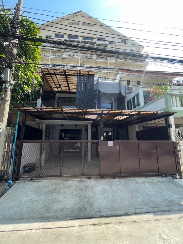 For RentTownhouseSathorn, Narathiwat : Townhouse for rent, 2 floors, Narathiwat Road 22, air-conditioner, some furniture, 4 bedrooms, 2 bathrooms, rental price 35,000 baht per month