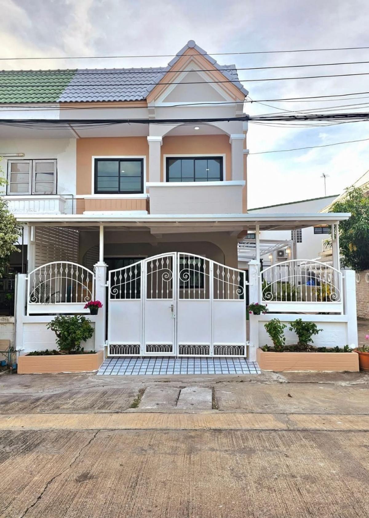 For SaleTownhouseNonthaburi, Bang Yai, Bangbuathong : Big house near MRT, Buathong Thani Village