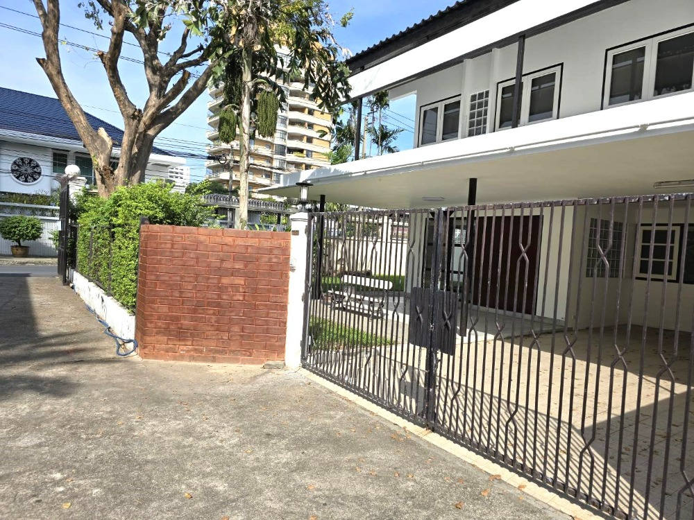 For RentHouseSukhumvit, Asoke, Thonglor : FOR RENT 2 STOREY HOUSE at Ekkamai type 3 Bedroom 2Bathroom 235 sqm