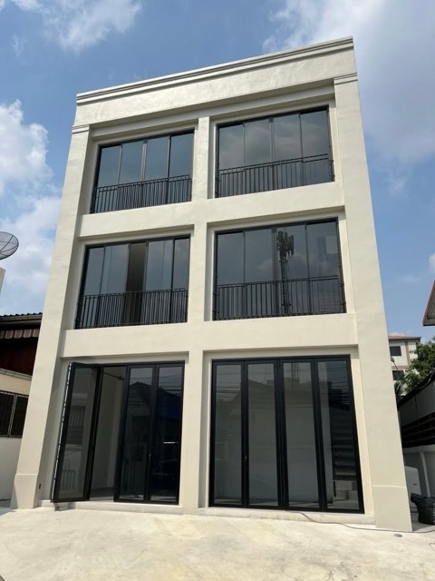 For RentOfficeBangna, Bearing, Lasalle : Office building for rent, 3 and a half floors, near Central Bangna, near the outer ring road, Bangna expressway, parking for 3 cars, suitable for an office.