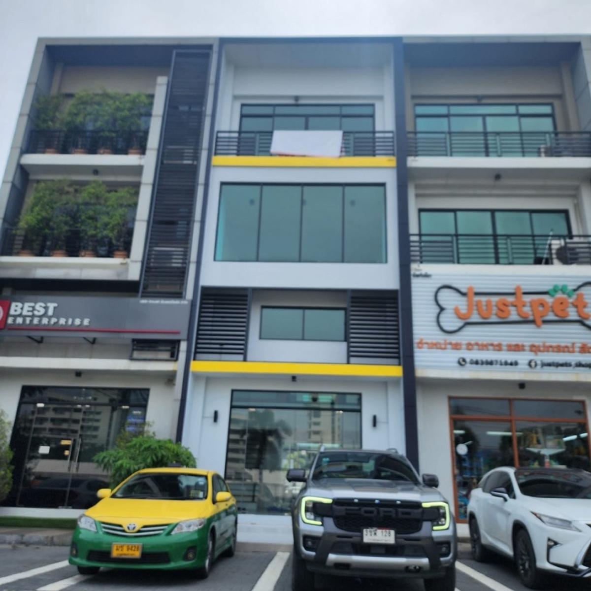 For RentTownhousePattanakan, Srinakarin : For rent: Home office H-Cape Biz Sector On Nut Sukhapiban 2 ✨Modern style, 3.5 floors, front unit of the project, on the main road, with 2 storefronts ✨