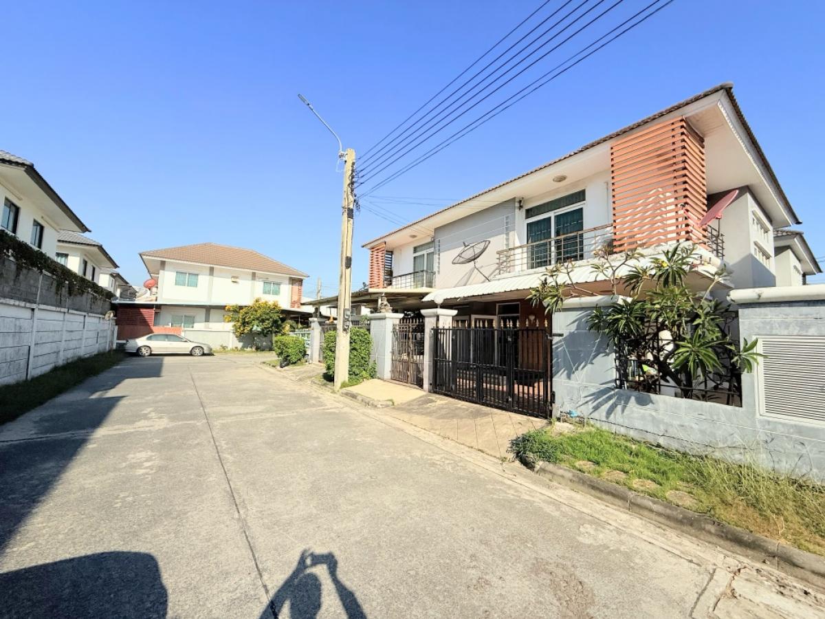 For SaleHouseSamut Prakan,Samrong : 2-storey twin house, very good location, easy access, connected to three main roads: Bangna, King Kaew, Theparak