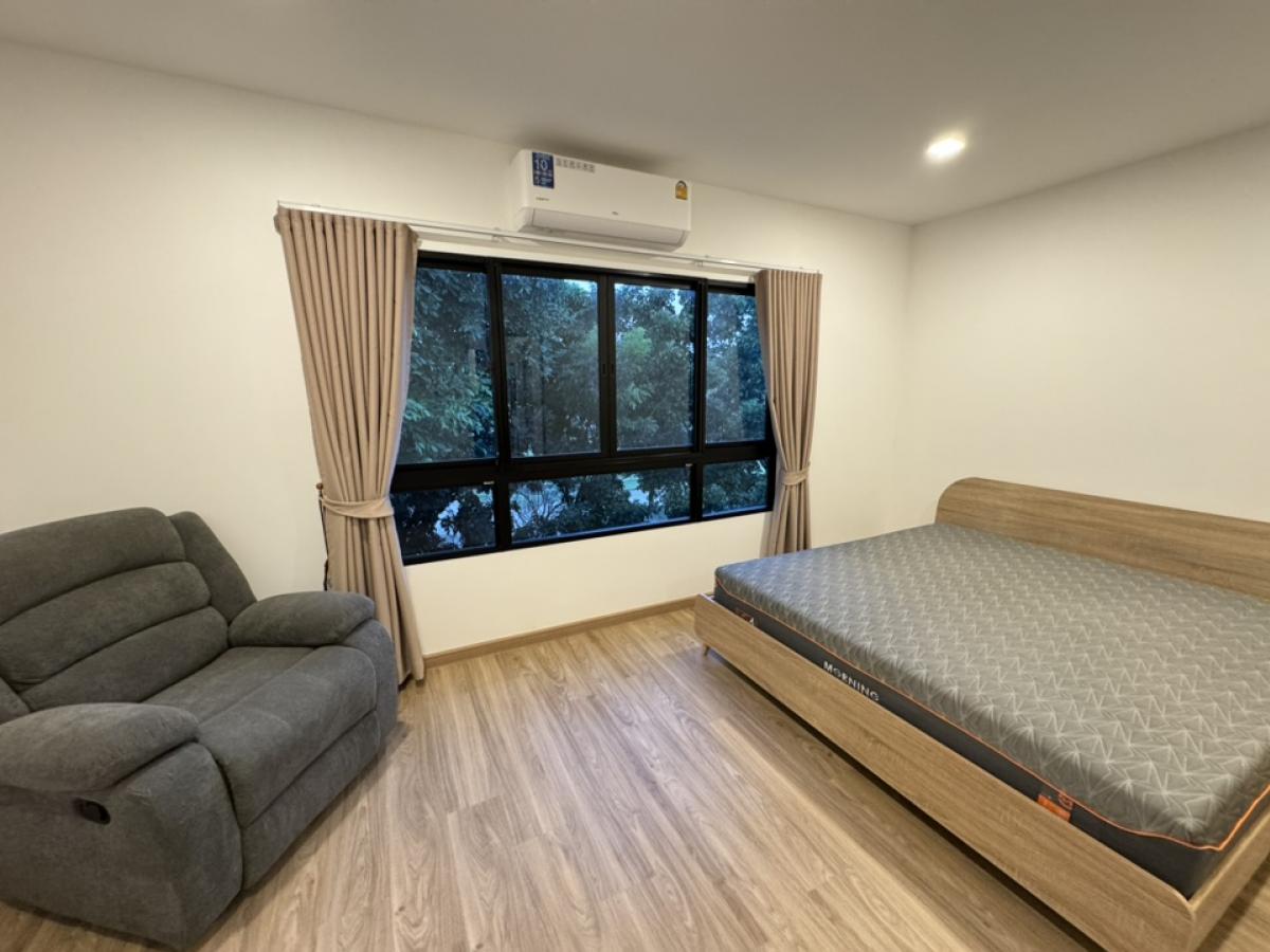 For RentTownhousePattanakan, Srinakarin : 🐶Pet friendly 🐈Looking for the first tenant. Beautifully decorated house, minimalist, Muji (golf course view, zone not hit by golf balls)*Highlights: The front of the house does not hit anyone, has character*New zone, facing south, fully furnished, comple