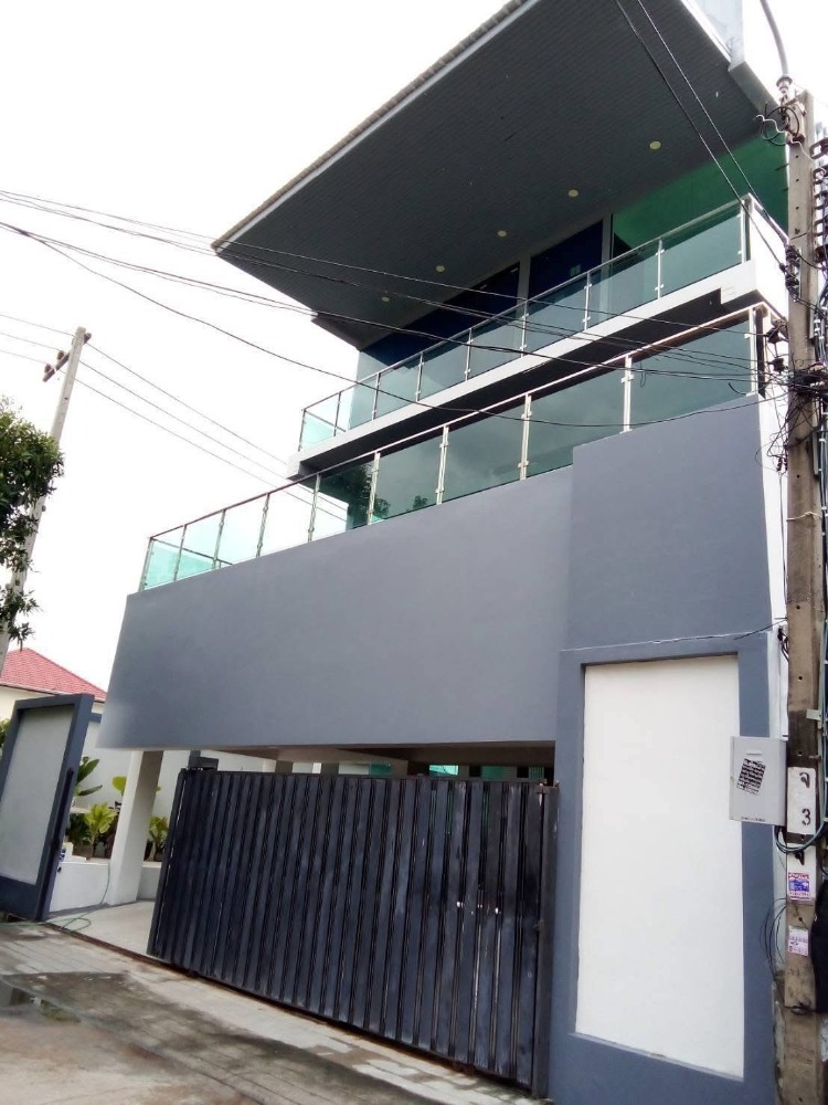 For SaleHouseKasetsart, Ratchayothin : For sale!!!!>>Single house Lat Phrao-Wang Hin>>~ From 15 million ~ Only left Selling price 13.9 million >>Corner house 51 sq.w. 3 floors >>Usable area 340 sq.m.• 4 bedrooms • 6 bathrooms • 2 halls • 2 kitchens • 1 swimmi