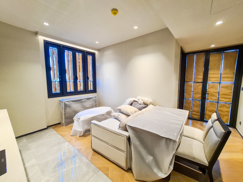 For RentCondoSukhumvit, Asoke, Thonglor : The Reserve Sukhumvit 61 / Luxury project, quiet in the most livable alley in the heart of Ekkamai-Thonglor / 2 bedrooms, 1 bathroom, 49 sq m. Call 0937890899