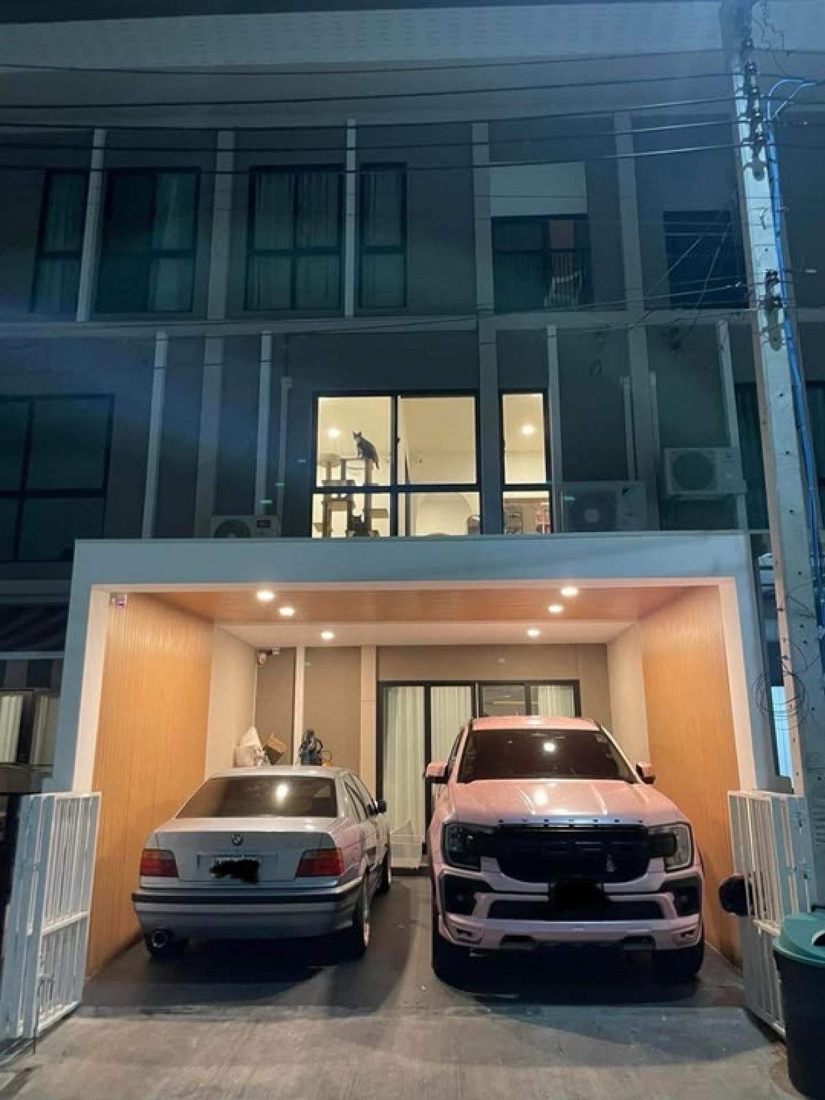 For SaleTownhousePattanakan, Srinakarin : 📢👇 Reasonable price for living or investing as one of the most  sought-after locations. Brand new Townhouse for rent/ sale at Patio Srinakarin – Rama 9 near Wellington and Stamford international school, near express way and motorway, golf course view.