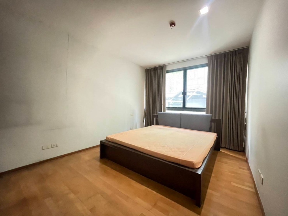 For SaleCondoSukhumvit, Asoke, Thonglor : For sale: Low Rise 8-storey condo Issara@42 Sukhumvit, near BTS Ekkamai, approximately 350 meters.