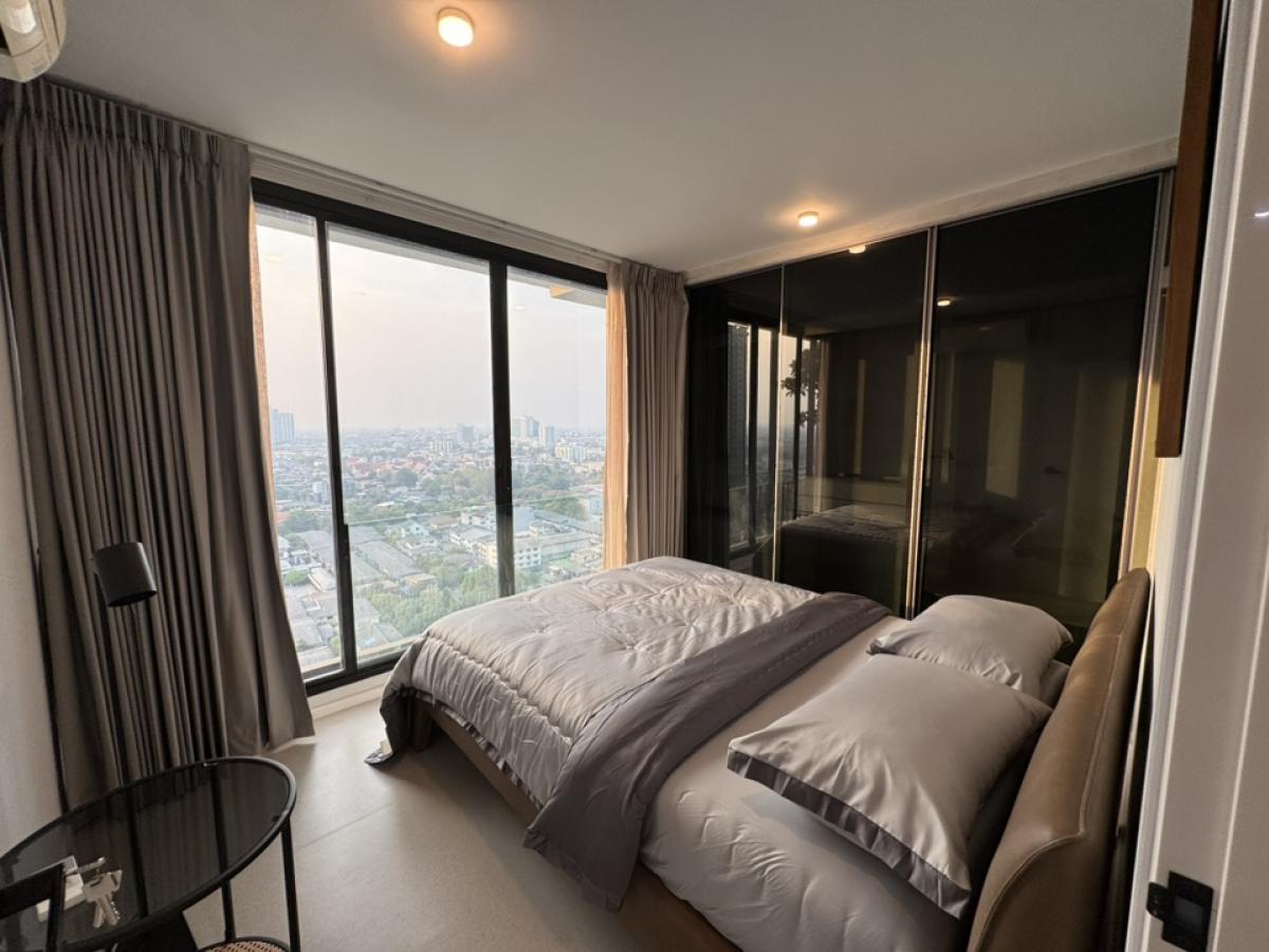 For RentCondoThaphra, Talat Phlu, Wutthakat : For rent, a very beautifully decorated condo!! 3 bedrooms, 2 bathrooms, Pela Condo, Wutthakat, a huge discount from 60,000 to 45,000!!! Very cheap, hurry up and grab it now! Loft style condo, fully furnished, large room, great value, 118 sq m, 3 bedrooms,