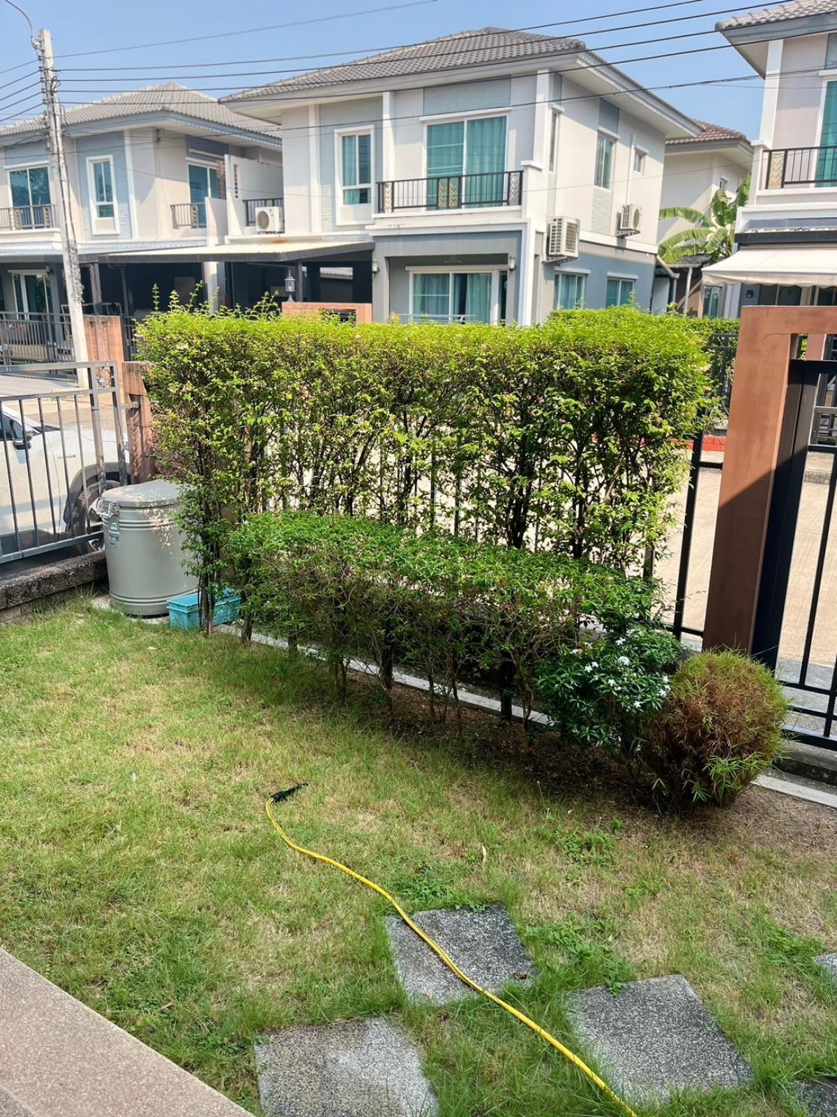 For RentHousePattanakan, Srinakarin : Twin house for rent 45,000 - 135 sq m, 38 sq m, 3 bedrooms   2 bathrooms, 2 parking spacesSwimming pool, lawn, fitnessIf interested, contact Khun Noey.Call - Line 0938563451