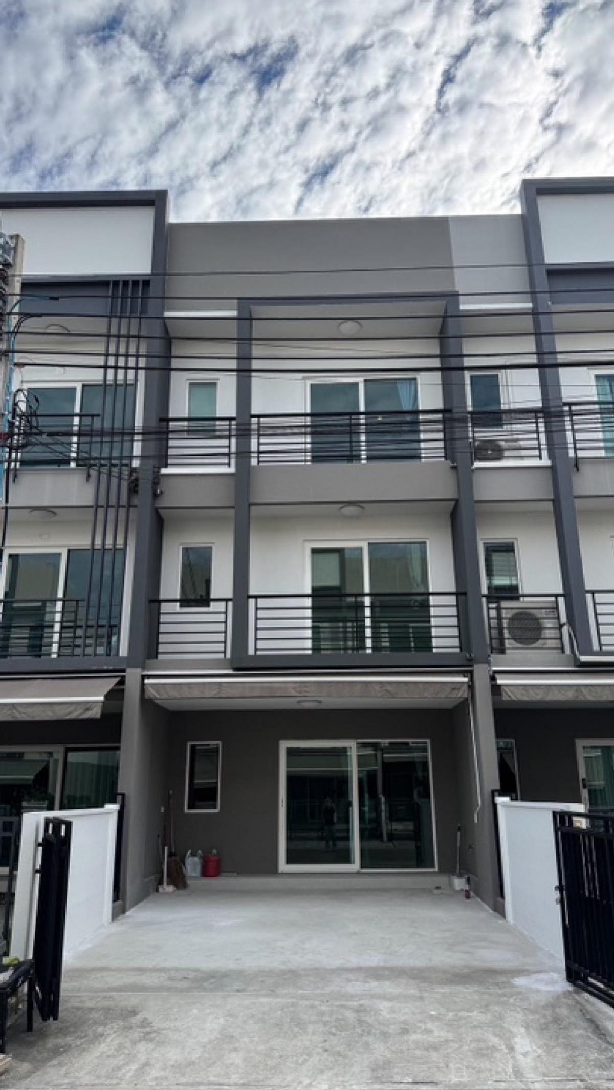 For SaleTownhouseLadkrabang, Suwannaphum Airport : ✅For sale: Townhome, Baan Klang Muang Suan Luang, 3 floors, 3 bedrooms, 3 bathrooms, 2 parking spaces, land area 22 sq m. ✅Price 4,500,000 baht* Ready to move in * 🔔Hurry and book now.