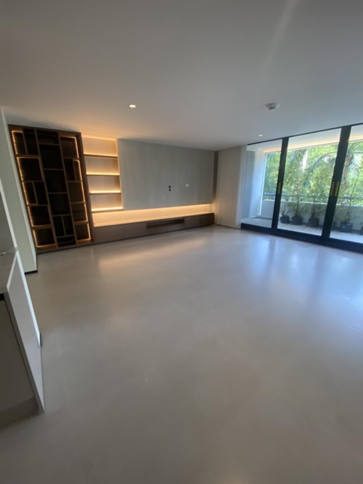 For RentCondoWitthayu, Chidlom, Langsuan, Ploenchit : For Rent Chidlom areaNewly renovated 212 Sqm 3 bedrooms / 3 bedrooms Few minutes walk to central Chidlom & central embassy Living the perfect urban lifestyle