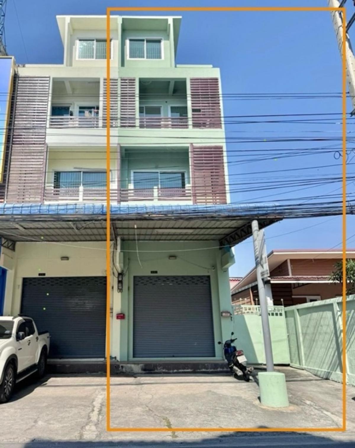 For SaleShophouseSamut Prakan,Samrong : 📣For sale: 4-storey commercial building, Soi Bunsiri, on the main road, at the entrance of the alley next to BTS Naval Academy.