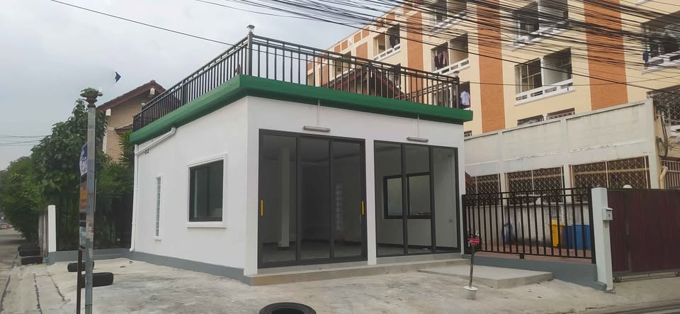 For RentRetailLadprao101, Happy Land, The Mall Bang Kapi : HR2114 Single-storey building for rent with roof terrace, Lat Phrao area, near the Yellow Line, Lat Phrao 101 Station, suitable for a cafe, drug store, small dessert shop.