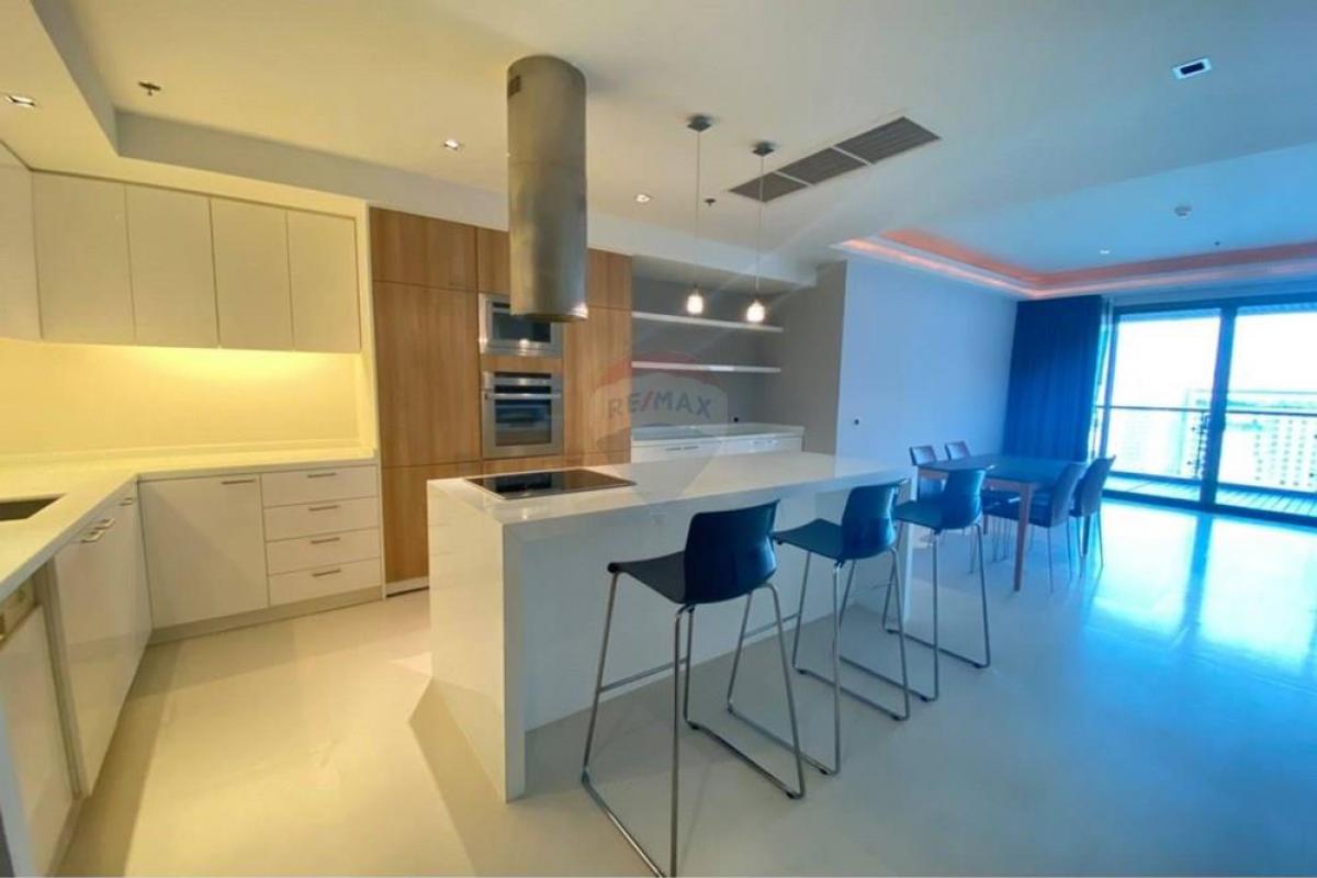 ให้เช่าคอนโด : Newly Renovated 2-Bedroom Condo on hight Floor at The Lakes Condominium