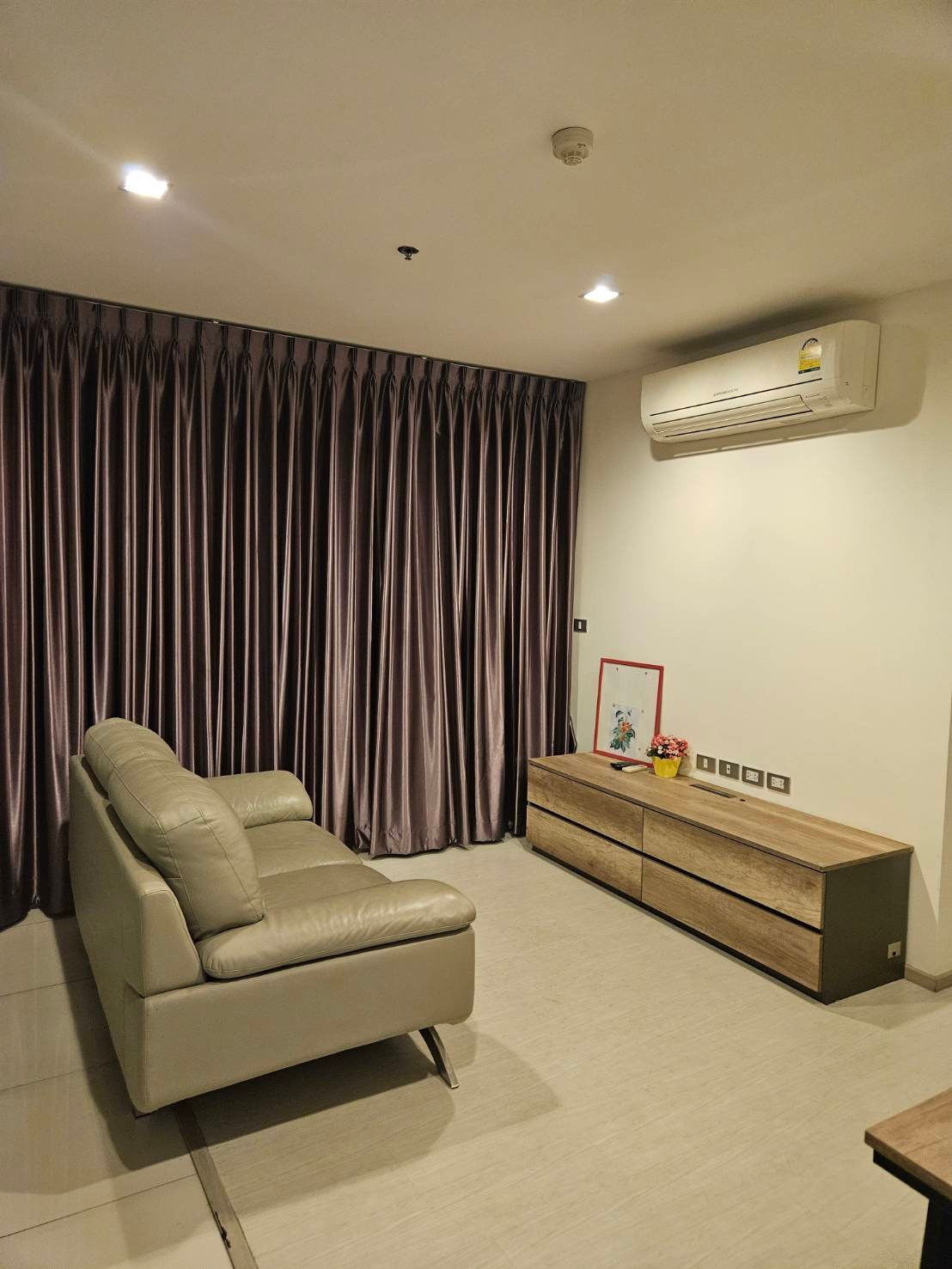 For RentCondoSukhumvit, Asoke, Thonglor : Beautiful room, good price, ready for rent! 1 bedroom, 1 bathroom, separate closed kitchen, 33.5 sq m, very nice to live in.