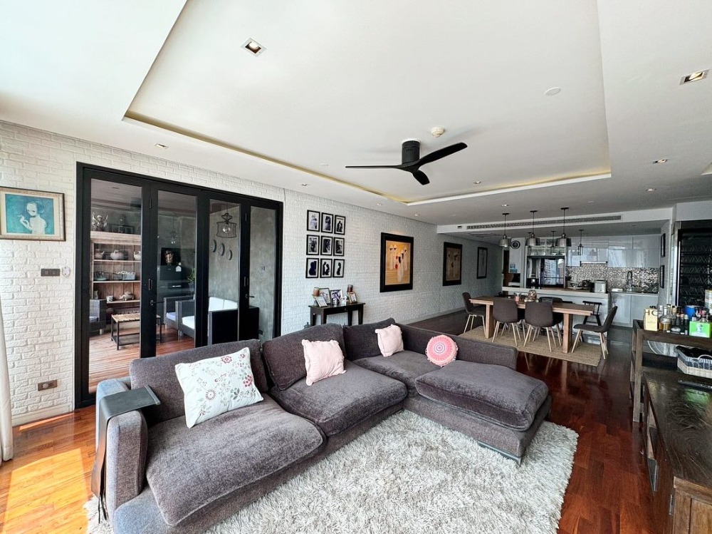 ให้เช่าคอนโดสุขุมวิท อโศก ทองหล่อ : Super rare 2BED apartment with a terrace with a unique design for  RENT in Sukhumvit 22