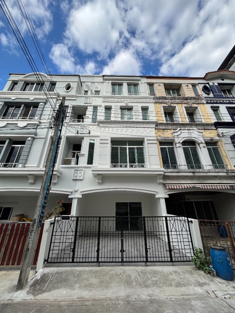 For SaleTownhouseSamut Prakan,Samrong : For sale baan klang muang british town srinakarin, land size 23.7 sq wa., 4 floors, 4 bed,6 bath, newly renovated, very beautiful.