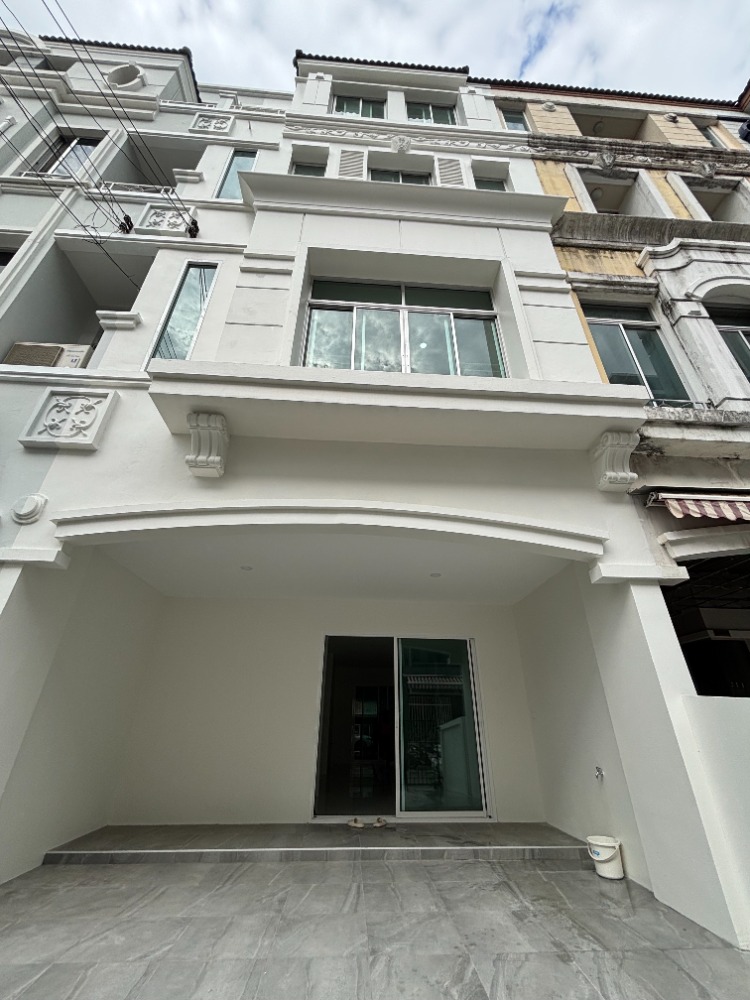 For RentTownhouseSamut Prakan,Samrong : For rent, baan klang muang british town srinakarin, land size 23.7 sq wa., 4 floors, 4 bed,6 bath, newly renovated, very beautiful.