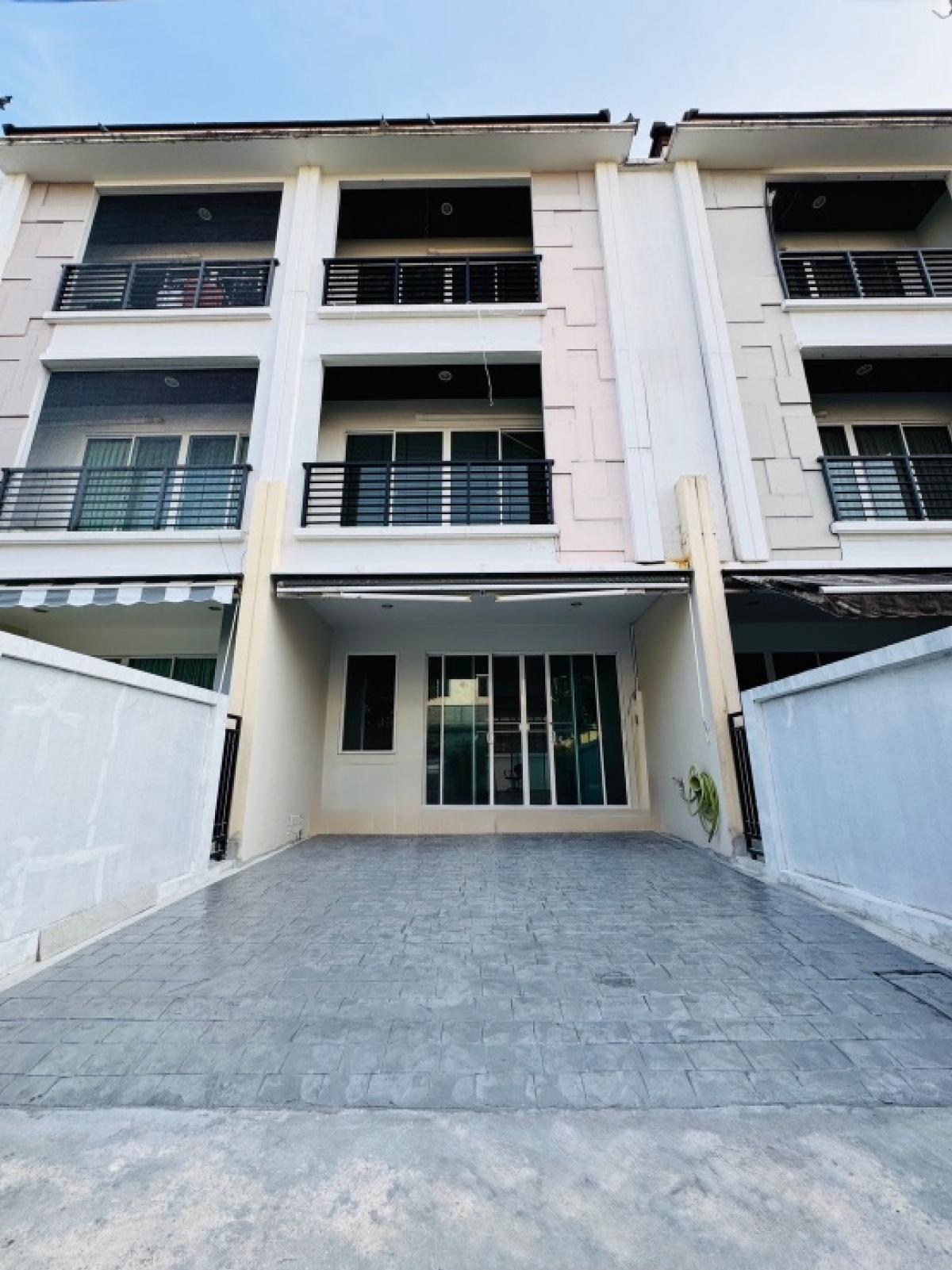 For RentTownhomePattanakan, Srinakarin : House for rent, 3-storey townhouse, 3 bedrooms, 3 bathrooms, usable area 167 sq m., can be used as an office and a residence, Baan Klang Muang S-Sense Srinakarin project, located on the main road, opposite Seacon Square, Paradise Park