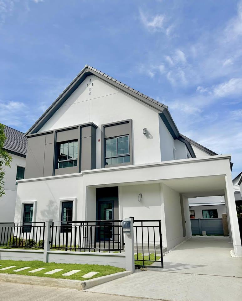 For SaleHouseBangna, Bearing, Lasalle : (For sale) Centro Bangna, modern style single house, south-facing front, near playground, near MEGA, only 1 km.