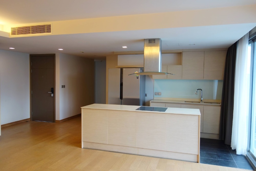 For SaleCondoSukhumvit, Asoke, Thonglor : ***Urgent sale Via Botany Sukhumvit 47*** Premium condo in Sukhumvit Prime Location, 3 bedrooms, 3 bathrooms, 8th floor, size 126 sq m, near BTS Thonglor