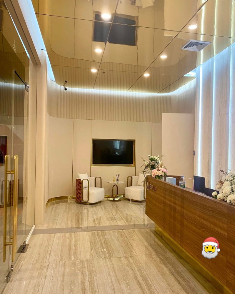 For RentOfficeRama9, Petchburi, RCA : 🏡Office for rent, 4th floor, location: Bravo bkk shopping center (old Show DC), 1 unit for rent, usable area 158 sq m, with furniture, inside there is a food center, lots of parking.