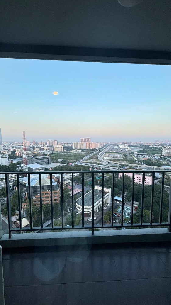 For SaleCondoRama9, Petchburi, RCA : FOR SALE 3 BEDROOM 2 BATHROOM 102 SQ.M HIGH FLOOR NICE VIEW