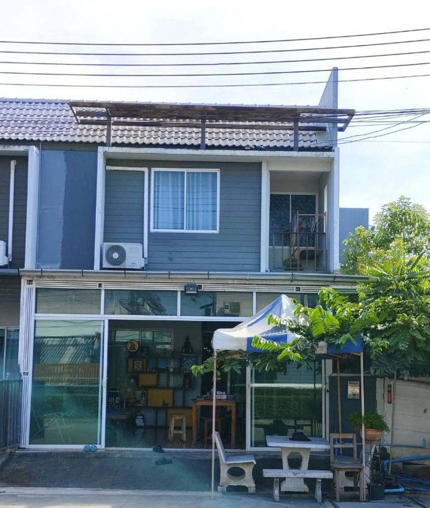 For SaleTownhousePathum Thani,Rangsit, Thammasat : For sale! Townhouse, The Color Village, Rangsit-Khlong Si, located at the beginning of the project, main road, suitable for business.