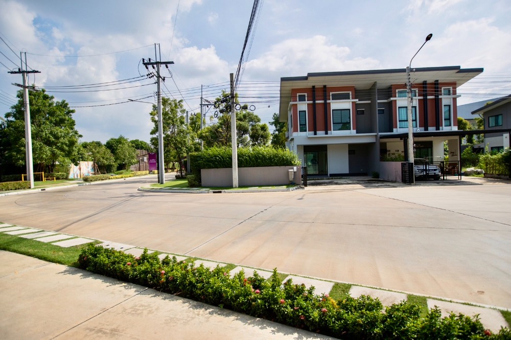 For SaleNonthaburi, Bang Yai, Bangbuathong : For sale: Siri Place Bangyai semi-detached house, corner plot, swimming pool view, 52.3 square wah, 3 bedrooms, 3 bathrooms, with a large private garden.