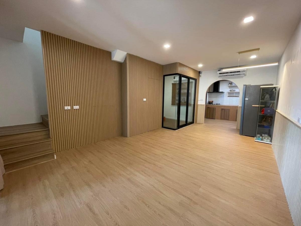 For RentTownhousePattanakan, Srinakarin : Townhouse for rent, 3 floors, beautifully decorated, ready to move in, can be used as a residence or office, furnished, ready to move in ✅50,000/month✅