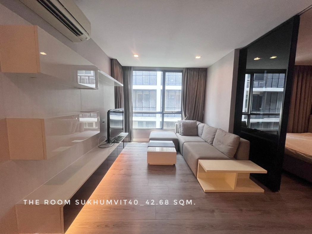 For SaleCondoSukhumvit, Asoke, Thonglor : For sale, 1 bedroom condo with tenant, very good location, quiet, private, THE ROOM Sukhumvit 40, 42.68 sq m., near BTS and expressway, many entrances and exits