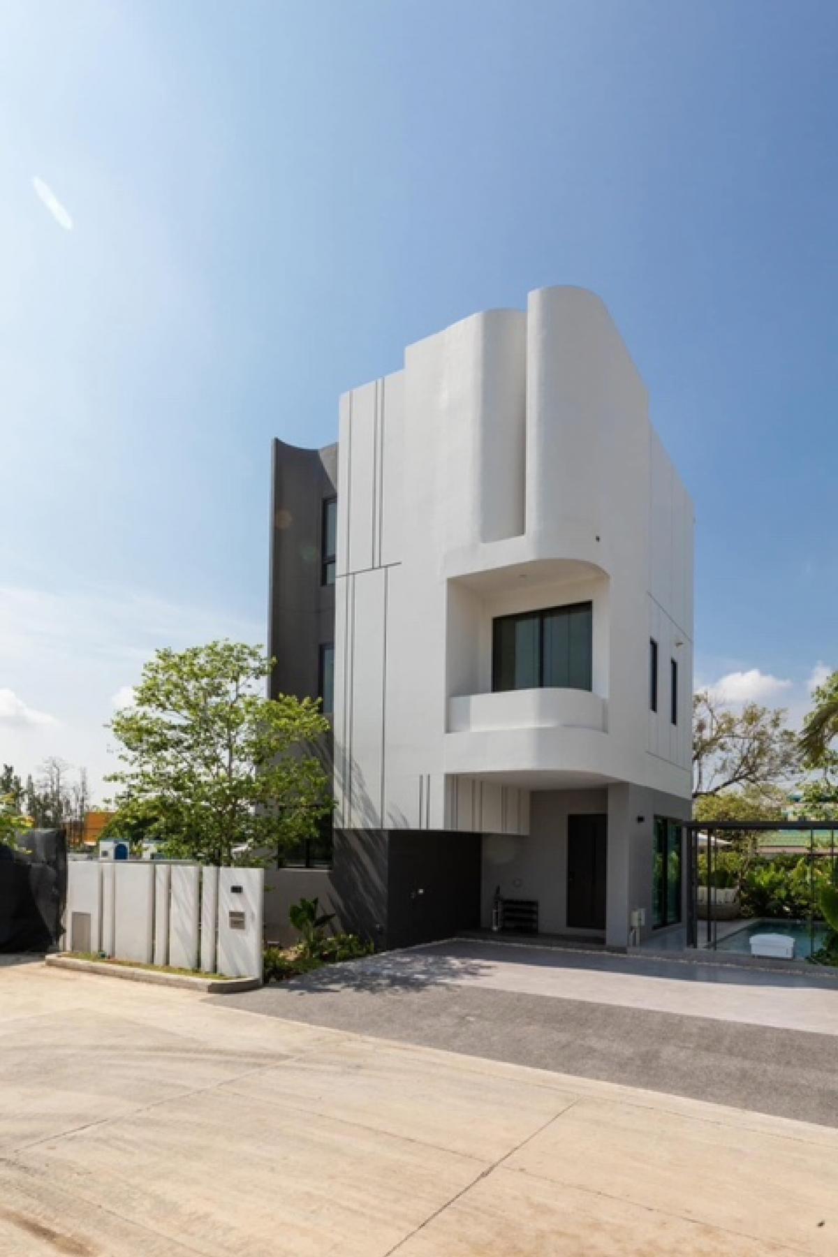 For RentHouseLadkrabang, Suwannaphum Airport : Rental : Modern House in Lardkrabang , 3 Beds 4 Bath , 240 sqm , 62 sqw 🔥🔥Rental price : 95,000 THB / month 🔥🔥 𝗠𝗼𝗿𝗲 𝗜𝗻𝗳𝗼𝗿𝗺𝗮𝘁𝗶𝗼𝗻 𝗙𝗼𝗿 𝗟𝗶𝘃𝗶𝗻𝗴 𝗮𝗻𝗱 𝗜𝗻𝘃𝗲𝘀𝘁𝗺𝗲𝗻𝘁📱Tel : (+66) 061-9979915 / Kat📱Line : https://lin.ee/x9GVw3K📱WhatsApp : + 66619-979915https:/