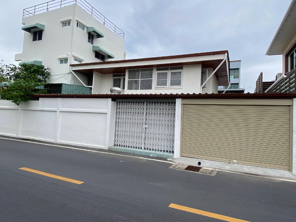 For RentHouseRama9, Petchburi, RCA : Single house for rent, on the road, Soi Rama 9 - 43, with shop front space, suitable for residence, home office, or business that wants to have a shop front.