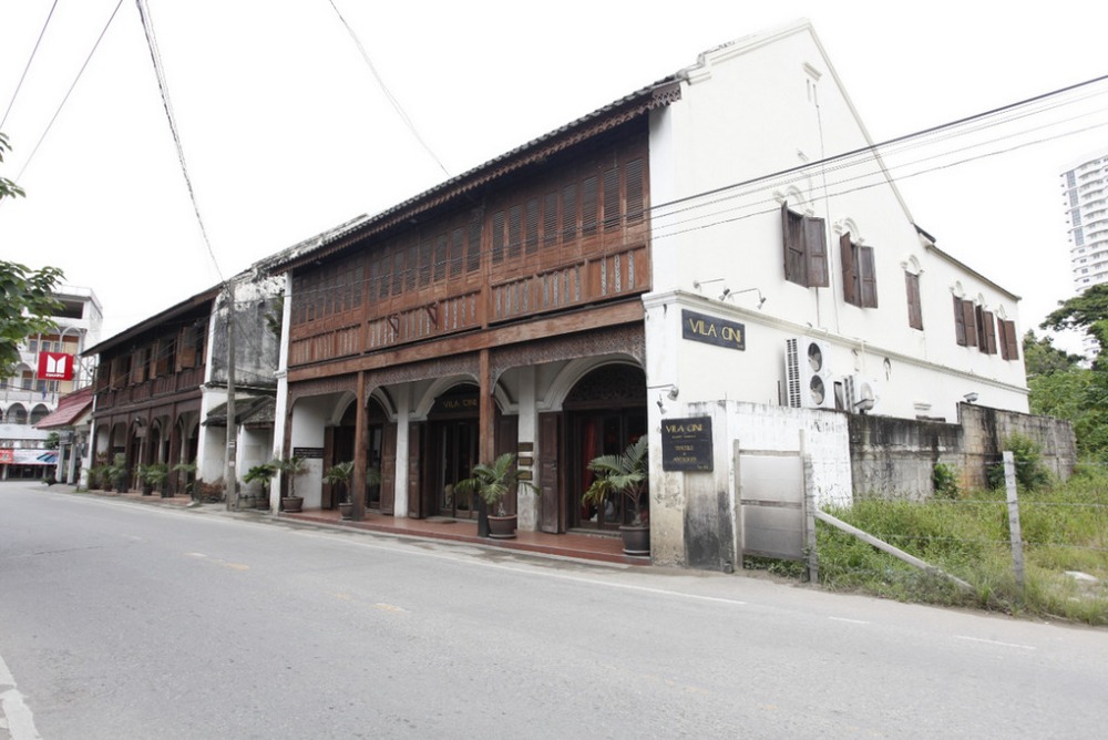 For SaleLandChiang Mai : For inquiries, call: 081-881-212 Land for sale, 96.2 sq.w., with buildings, a 150-year-old Chinese-Portuguese style Shop House, priceless, Charoen Rat Road, along the Ping River, Wat Ket area, in the heart of Chiang Mai, a tourist attraction, near Waroros