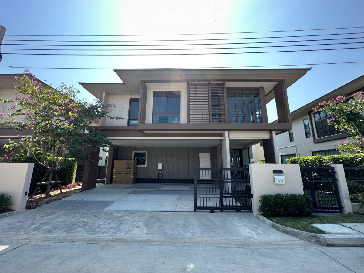 For RentHousePattanakan, Srinakarin : 🍒Single house for rent #Burasiri Krungthep Kreetha Very new house, size 70 square meters, usable area 238 square meters, 4 bedrooms, 4 bathrooms, maids room, parking for 3 cars, complete with furniture and appliances ✅Near Brighton and Wellington Internat