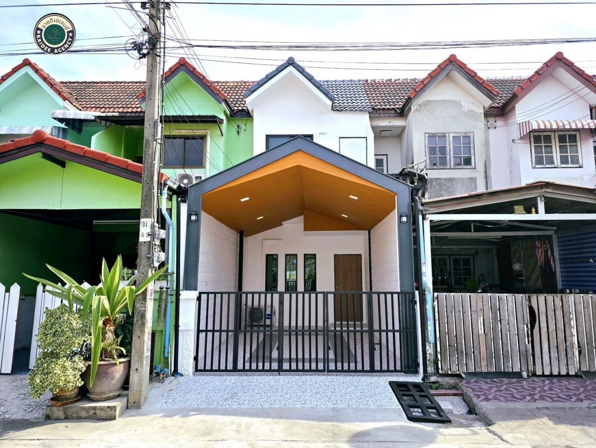 For SaleTownhouseMin Buri, Romklao : 2-storey townhouse in Intraview Village, renovated and ready to move in, free 2 air conditioners, Minburi Market, Hathai Mit Market, Big C, Lotus, Makro Ram Intra, Safari World, Siam Park, convenient transportation, near the entrance and exit of Chatuchak