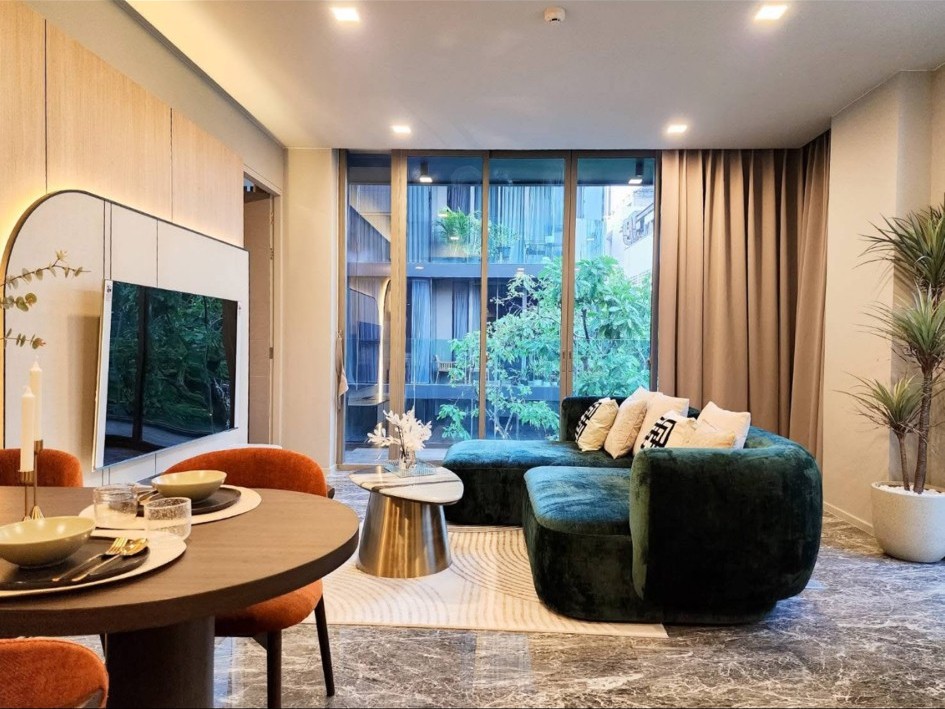 For RentCondoSukhumvit, Asoke, Thonglor : ♦ Nice Decoration ♦ 00+ Floor 90.00 sq.m. | 2 bedrooms, 2 bathrooms, fully furnished | Near EmQuatier 6 mins., Emporium 6 mins., Samitivej Hospital Sukhumvit 7 mins.